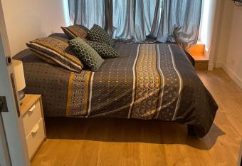 Suite parentale avec salle de bains et toilettes priv  es has Balcony rooms