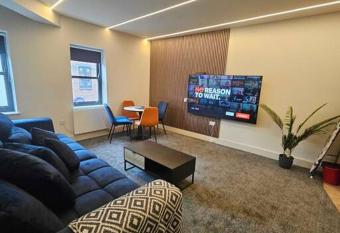 Stunning City Center Prime Location Flat allows 18 year olds to book a room