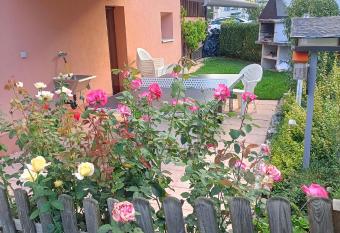 BnB LES OISEAUX, chez Claude et Lidia, 26    44m2, 2  me   tage has Balcony rooms