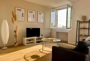 Chambre priv  e dans un appartement partag   allows 18 year olds to book a room