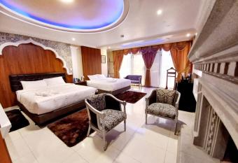 HOTEL TROYA has rooms with a private hot tub