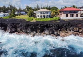 Blue Horizon Ocean Front, entire villa allows 18 year olds to book a room