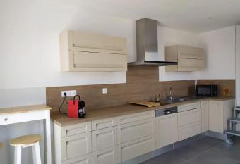 Studio climatis   calme et   quip   pour trois jours minimun has Balcony rooms