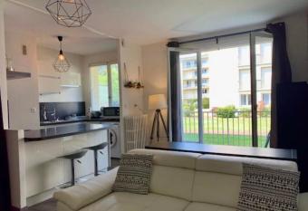 Appartement    10min du centre allows 18 year olds to book a room