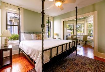 Lovely Downtown 1 Bedroom Rental with Kitchenette allows 18 year olds to book a room