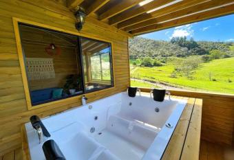Villa moderna con jacuzzi en la naturaleza allows 18 year olds to book a room