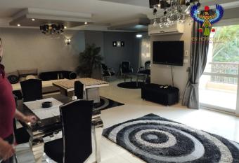 Golden Horizon Group B1 M has rooms with a private hot tub