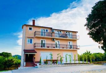 Guest House Maxi has Balcony rooms