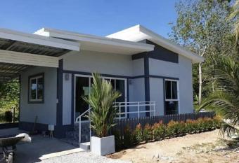 Khok Kloi Holiday Home has Balcony rooms