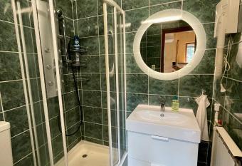 Felix Villa has rooms with a private hot tub