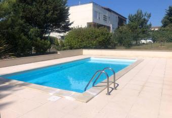 T2 avec piscine et terrasse dans r  sidence arbor  e has Balcony rooms