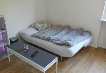 Privatzimmer in St. J  rgen, gute Anbindung Zentral allows 18 year olds to book a room