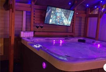 bassement whit jackuzzi and pool allows 18 year olds to book a room
