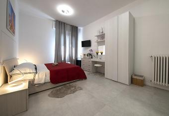 Triumvirato Rooms has rooms with a private hot tub