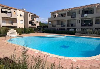 Studio avec Piscine et terrasse has Balcony rooms