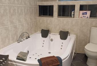 Nid douillet avec jacuzzi dans le centre historique has rooms with a private hot tub
