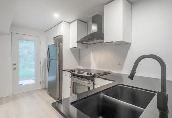 Modern Studio 15 Min From D-Town has Balcony rooms