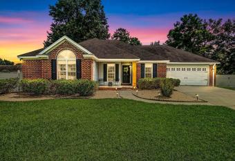 4 Bedroom Home- 6 mi to Airport, 11 mi to Downtown allows 18 year olds to book a room