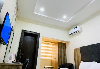 COME INN HOTEL allows 18 year olds to book a room