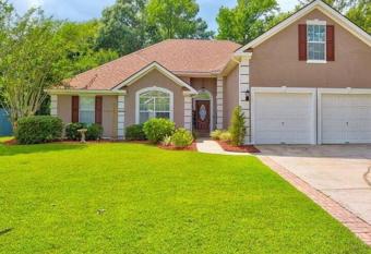 Warm Cozy 3-bedroom home with Bonus Room allows 18 year olds to book a room