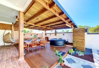 Maison de 4 chambres avec spa jardin clos et wifi a Bras Panon has rooms with a private hot tub