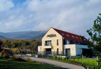 Hotel K  poros Hercegk  t allows 18 year olds to book a room