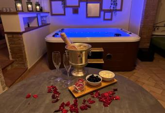 Relax nella jacuzzi in Toscana has rooms with a private hot tub