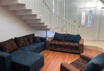 Casa completa de 3 cuartos en una zona tranquila. allows 18 year olds to book a room