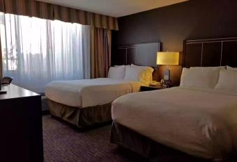 Cozy Unit at the Heart of Disneyland Holiday Inn Hotel allows 18 year olds to book a room