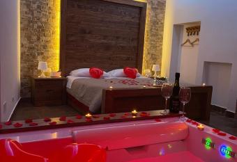    La Casetta nel Borgo    has rooms with a private hot tub