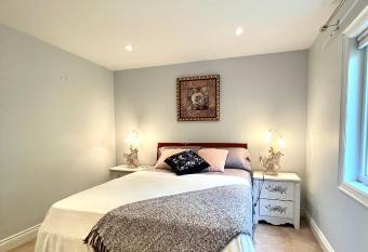 Vihome-3 Bedrooms house Richmond Hill has rooms with a private hot tub