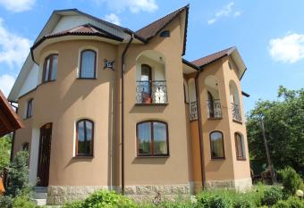 Cottage Gutsulia has Balcony rooms