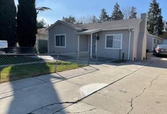 Warm 2BR/1BA house Silicon W/D parkin near SJ town allows 18 year olds to book a room