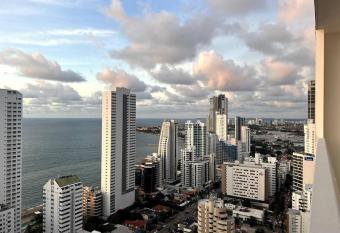 Lujoso apartamento con vista al mar en Bocagrande has rooms with a private hot tub