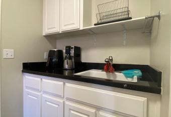 Walnut Creek 1B1B single family has rooms with a private hot tub