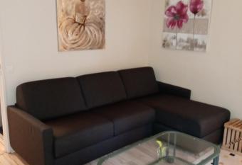 Studio Cosy avec terrasse face au parc des expositions has Balcony rooms