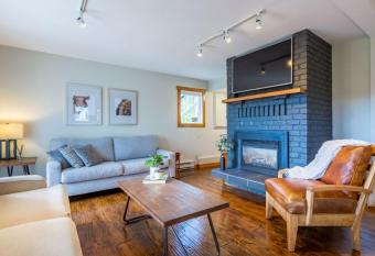 The Alpine I No Service Fee's I Ski-in Ski-Out I allows 18 year olds to book a room