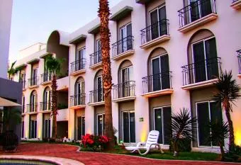 Luxury studio fully equipped & exclusive amenities allows 18 year olds to book a room