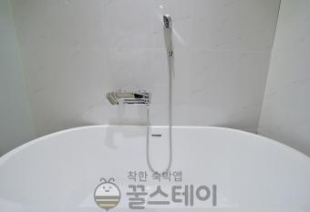 Golden Hotel Incheon allows 18 year olds to book a room