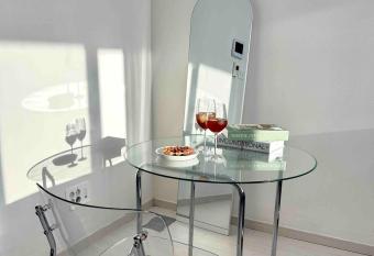 Meomoom Stay 2 allows 18 year olds to book a room