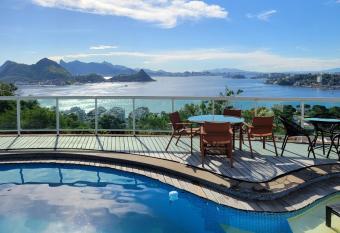 Rio Holiday Mirante de Guanabara allows 18 year olds to book a room