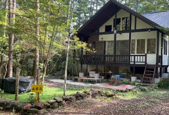           has rooms with a private hot tub