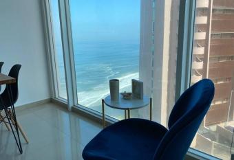 Hermoso Departamento frente al Mar has rooms with a private hot tub