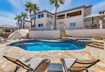 Hidden Desert Oasis w/Pool, Spa has rooms with a private hot tub