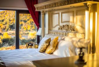 Quiet Mind Mountain Lodge, Retreat & Spa has Balcony rooms