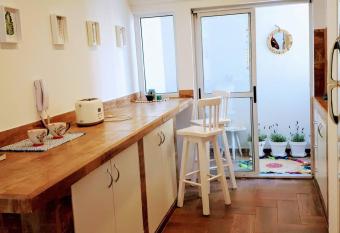 Departamento a 60 mts de la estaci  n de Banfield has Balcony rooms