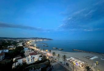 Full Charming Flat, centro Sitges allows 18 year olds to book a room