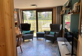 Aan de Dijk has Balcony rooms