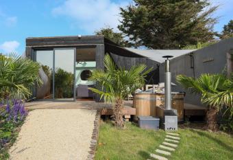 Ecolodge    300m de la plage allows 18 year olds to book a room