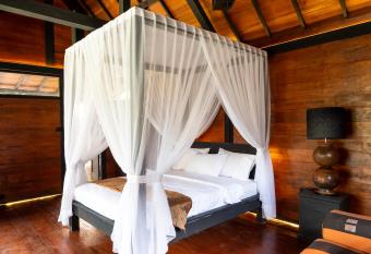 Villa Lalupa Joglo has rooms with a private hot tub